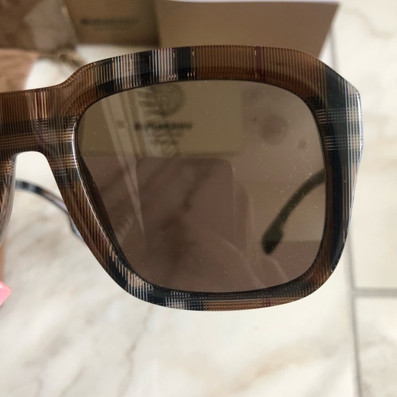 🔥NEW BURBERRY SUNGLASSES 🔥 - Picture 7 of 13
